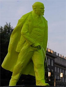 Peeing lenin statue